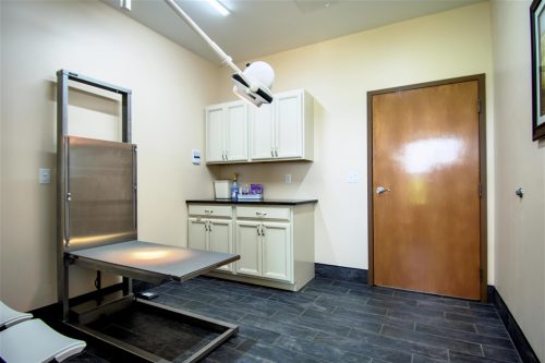 examination_room_with_overhead_light-